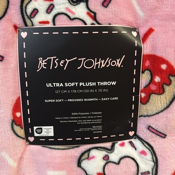 Betsey Johnson Pink Heart shaped Donut Print blanket throw Valentines 50”x 70” - Picture 3 of 7